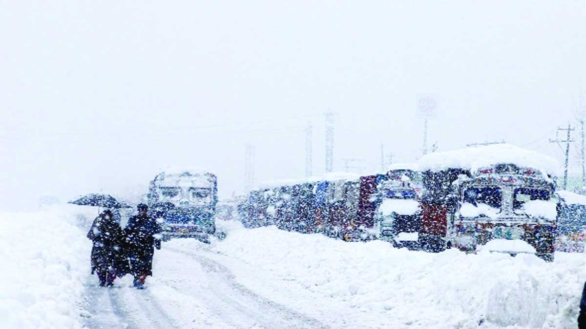 चिल्लेकलां से पहले ही ठंड से ठिठुरी कश्मीर घाटी